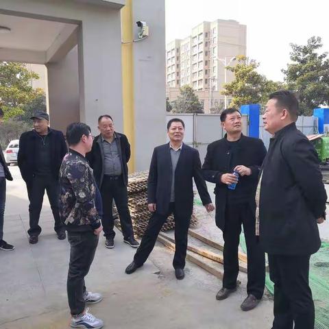 严守安全底线 夯实施工质量 ---贾汪区教育局局长姚焕永到新新小学视察改建工程