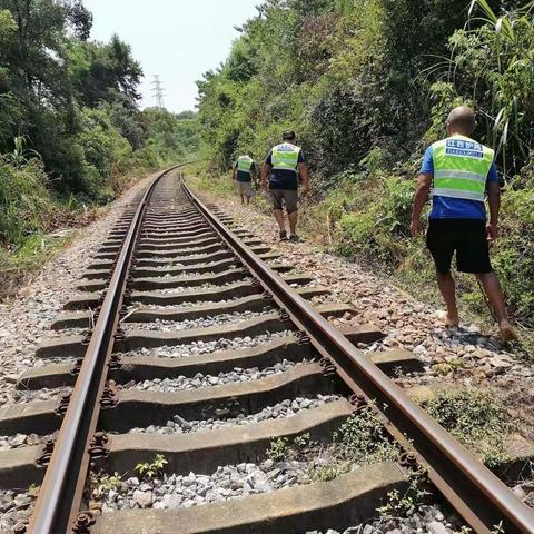 新界埠镇加强暑期护路巡查，保障铁路安全运输