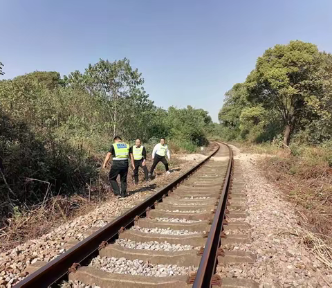 上高县新界埠镇护路办积极开展铁路护路常态化巡查工作