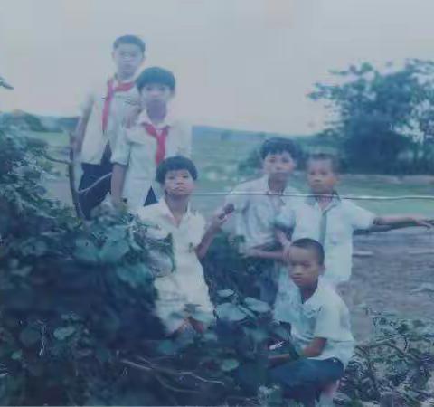 回念过去无忧无虑的童年。