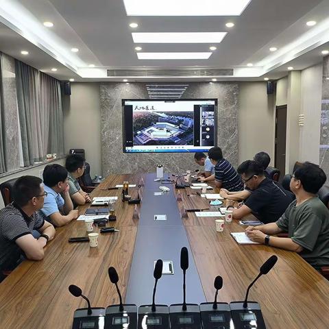 任鸿雁听取城建重点项目规划设计情况汇报