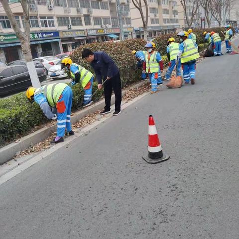 开荒行动除污去垢，生活环境整洁有序