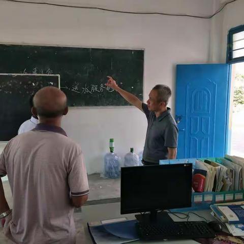 儋州市教育局李局长到我校指导工作。