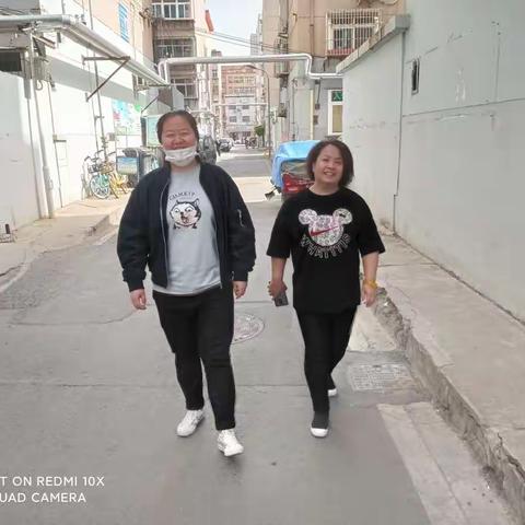 今日花园中区的居民到居委会反应家里排水问题，希望居委会出面调解一下和邻居的这个事。