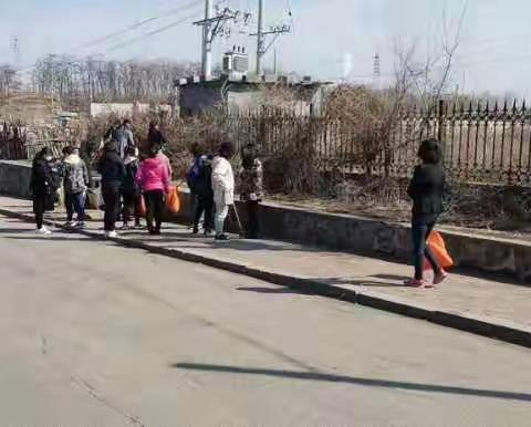 搭连街道新苑社区关工委组织“五老”志愿者开展以“美化家园，文明行动”为主题的义务劳动