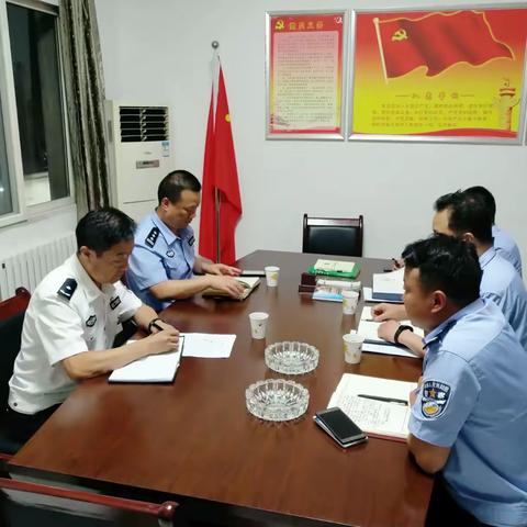 公安鄠邑分局负责人王庭渊连夜在渼陂路派出所召开专案会议