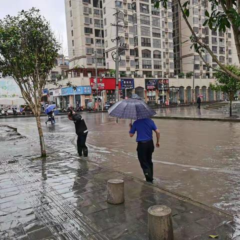 【雨中细察排隐患，职上尽心为人民】县综合行政执法大队暴雨坚守岗位排查安全隐患