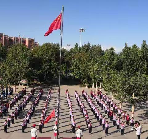 陪孩子们度过小学第一个“六一”。这个六一，孩子成为了一名光荣的少先队员！多年以后……