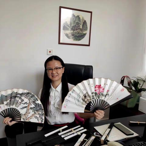 八月红似火  折扇送清凉