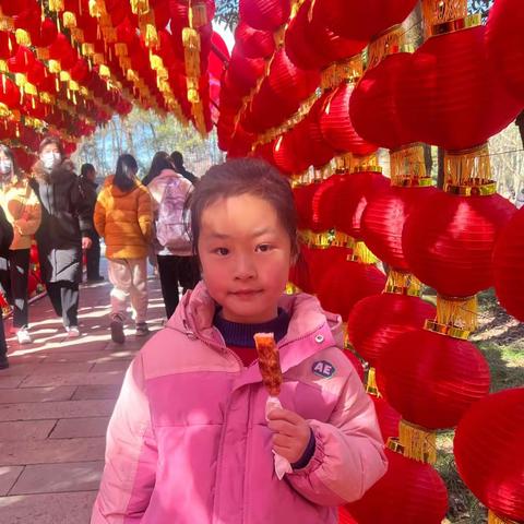 兔🐰年大吉——103班 何佳忆 ㊗️大家新年快乐！