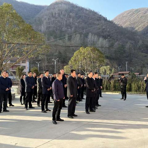 围绕“三四”机制，加快建设秦岭山水乡村