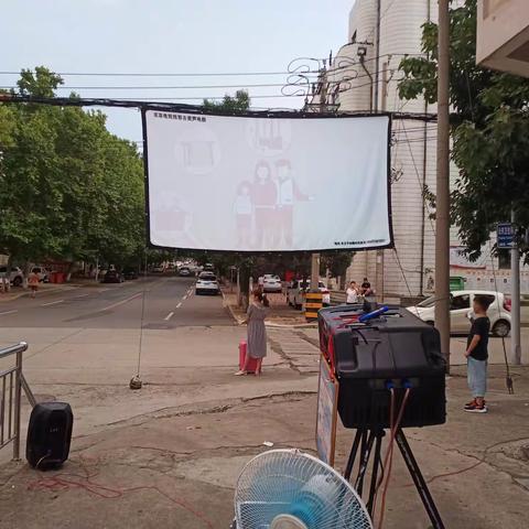 垭口街道平安社区“公益电影露天放，激发浓浓爱国情”