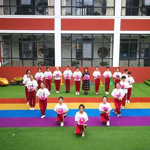 小月亮幼儿园“庆六一文艺汇演“邀请函