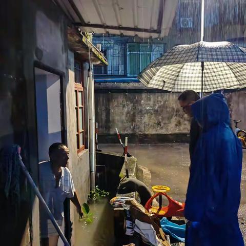 对湖街道主要领导带队开展防暴雨检查工作