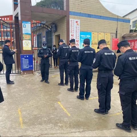 “暖冬行”贵州省遵义监狱组织特警队到双山完小开展法制宣传进校园。