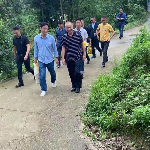 心系困难户，走访显爱心。