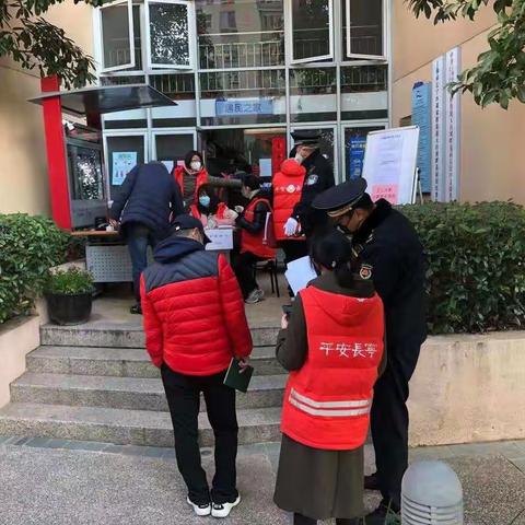 周家桥街道中队党支部配合辖区居委会做好预约购买口罩登记工作