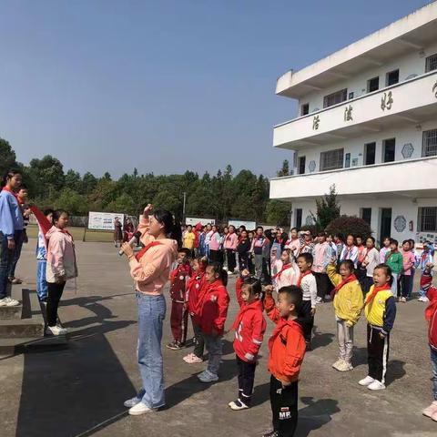 星星火炬，代代相传——泉江堰小学举行“争做新时代好队员”入队仪式