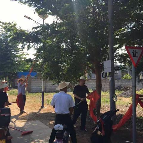 新隆村委会开展人居环境整治工作