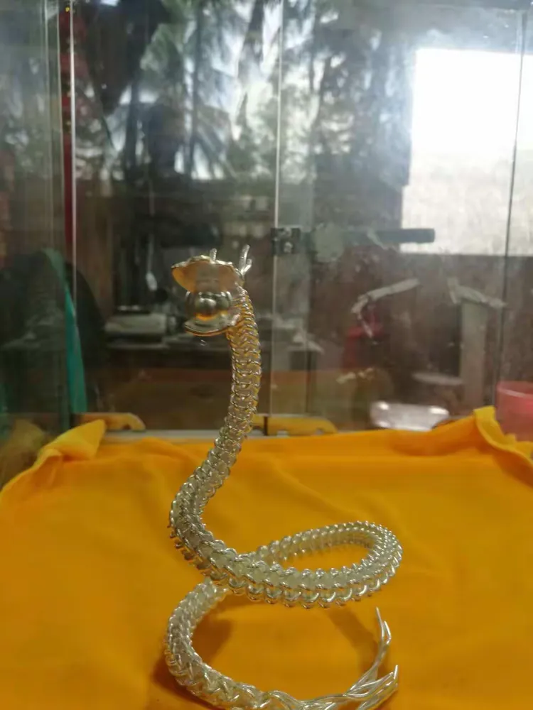 银器  银首饰是苗寨的 独特产品