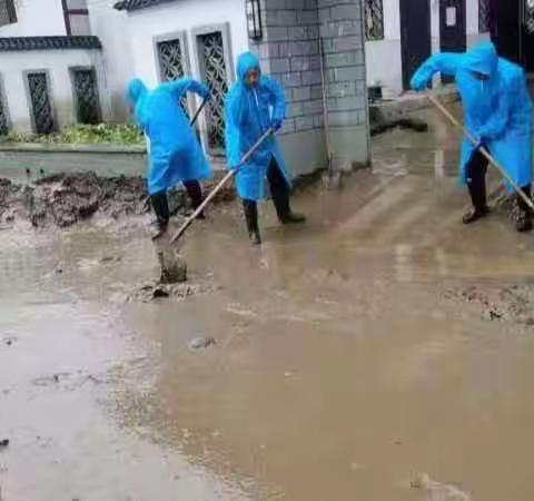 【众志成城 防汛救灾】麟游县中心敬老院助力九成宫镇栗川村清淤