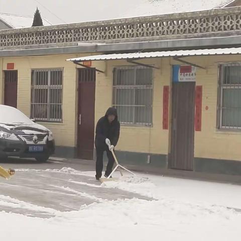 近日连降大雪，给路面铺上了一层银装，部分路面已结冰，对村民出行造成了一定安全隐患。