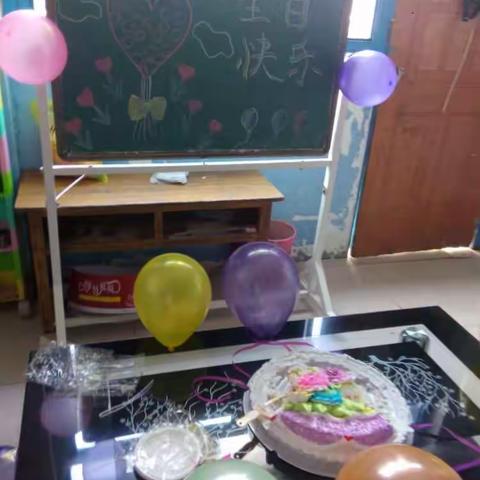 六月生日会，祝六月生日的小朋友们生日快乐！