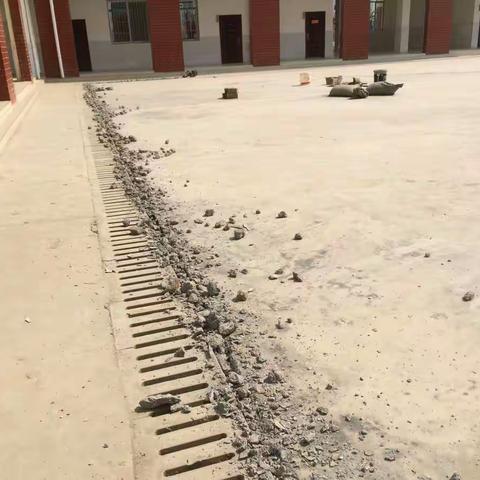 攻坚进行时——六塘小学加班加点清理排水沟