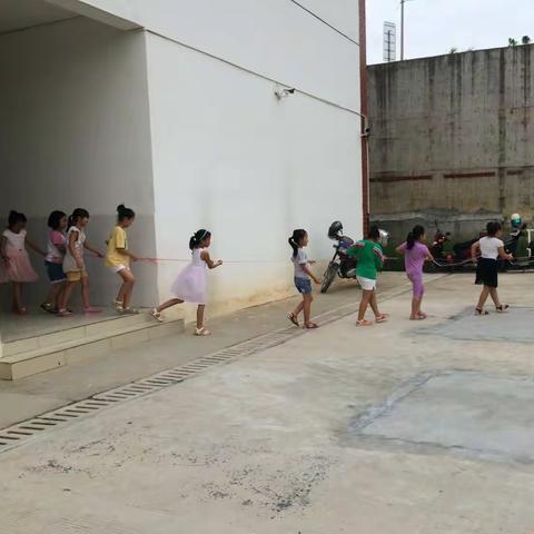 六塘小学开展洪涝灾害疏散演练