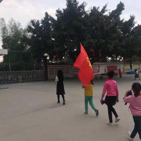 传承雷锋精神，为红领巾增添光彩——百色-广西红领巾希望小学大队部到社区开展学雷锋活动