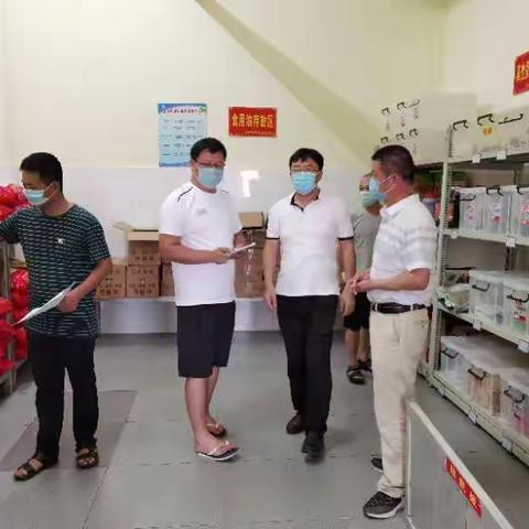 陵水思源初中领导班子深入食堂工作间检查食品安全工作