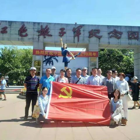 陵水思源初中党支部开展“瞻仰革命印记，缅怀伟大功勋”主题教育党建活动