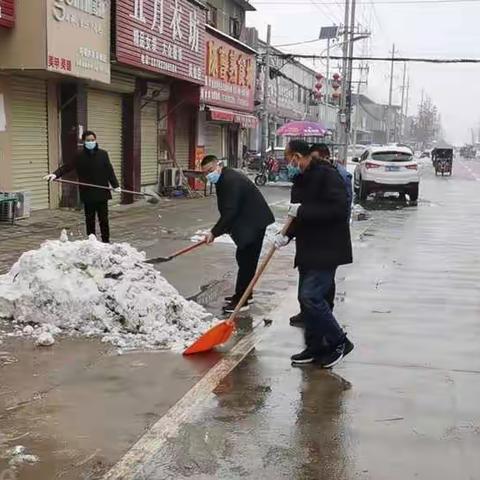 乡镇干群齐上阵  清积雪保出行安全