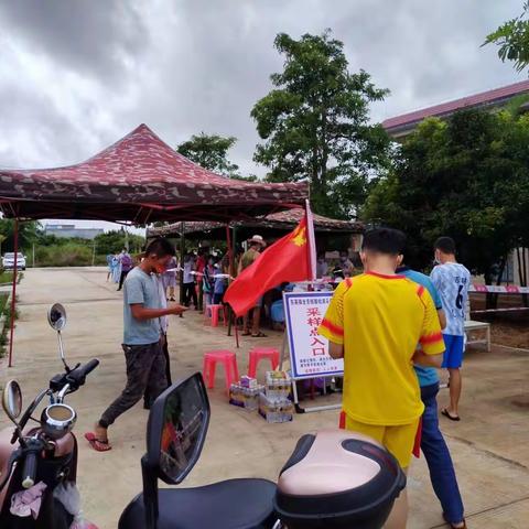 县文联领导班子率先垂范下沉到社区积极投身疫情防控一线，坚决打赢疫情防控阻击战