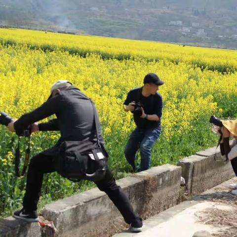 杨老师带领摄像班的学员们以理论与实践相结合，课堂与采风相结合的方法使同学们快速提高摄像技能。