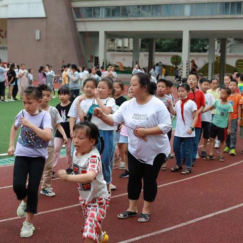 熙春路逸夫小学体育节之接力赛，团体跳绳赛----95班运动风采