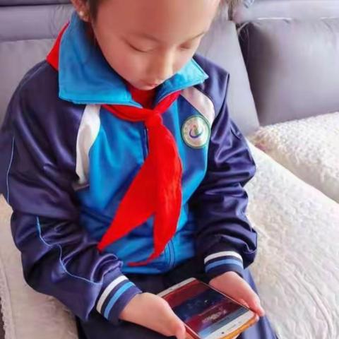 清水县东关小学队员观看《红领巾爱学习》第二季第一集