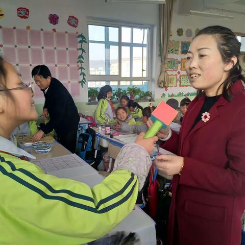 【东小校讯】 别样红   阳光少年――记清水县东关小学“小记者”社团实践活动