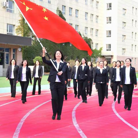 与国旗合影，为祖国祝福