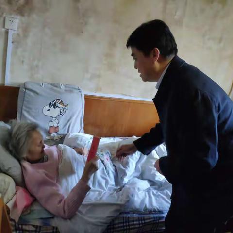 节前送温暖——碑林区委常委、政法委书记陈哲慰问辖区困难老人