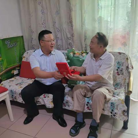 区委常委、政法委书记赵红星一行走访慰问“光荣在党50年”老党员