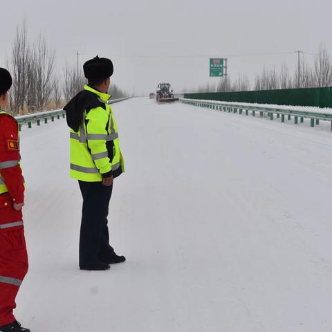 以担当诠释初心 
除雪保通在行动