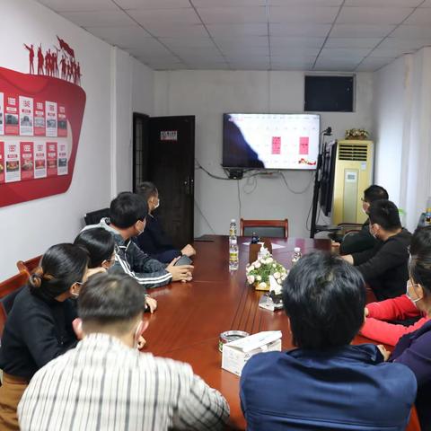 县资规局组织机关干部职工在局二楼观看警示教育片《聚焦》