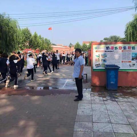龙王庙中学举行安全伴我行消防逃生演练