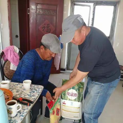 绍根镇登吉格嘎查党支部、包片领导及村委会近日开展了我为群众办实事活动