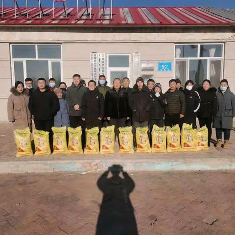 新春佳节到来之际，绍根镇登吉格嘎查开展了一系列慰问活动。