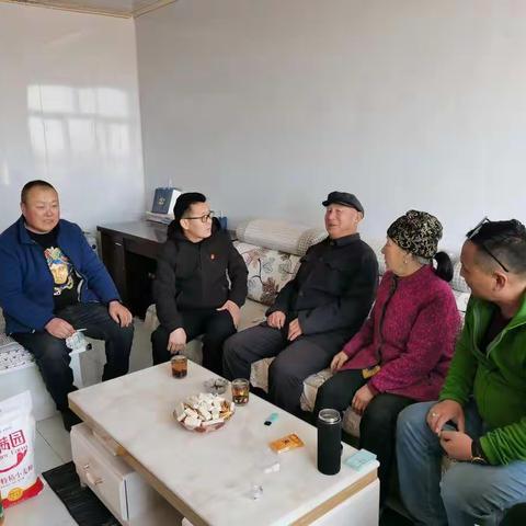 绍根镇登吉格嘎查新春佳节到来之际开展了慰问军人家属及慰问历任村干部活动