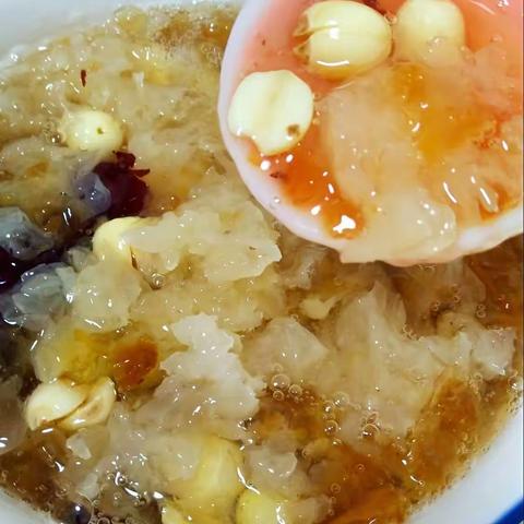 美容养颜，益气降火，女性朋友的必备饮品（桃胶皂米银耳红枣莲子羹）