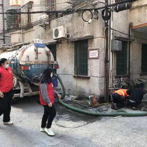 城西社区“我为群众办实事”为群众疏通下水道堵塞