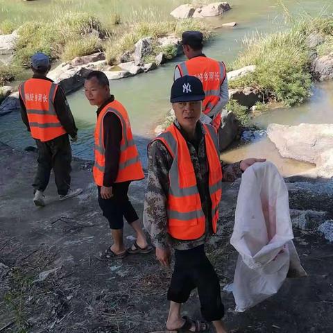 畅好乡河长办组织开展河湖专项整治“清河行动”